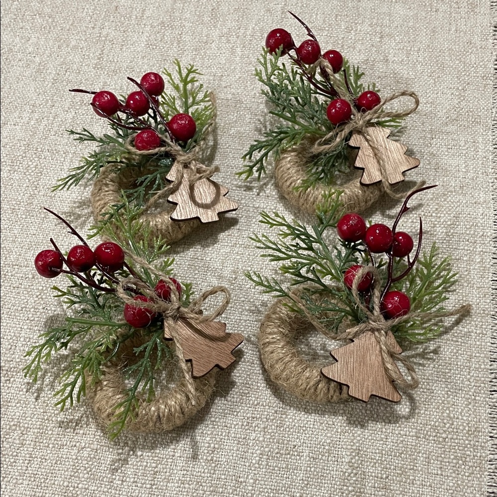 💕Festive Holiday Wreath Napkin Rings with Red Berries
